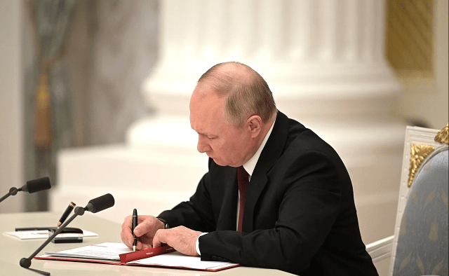 Putin signed the recognition of Donetsk and Lugansk e1645518741124