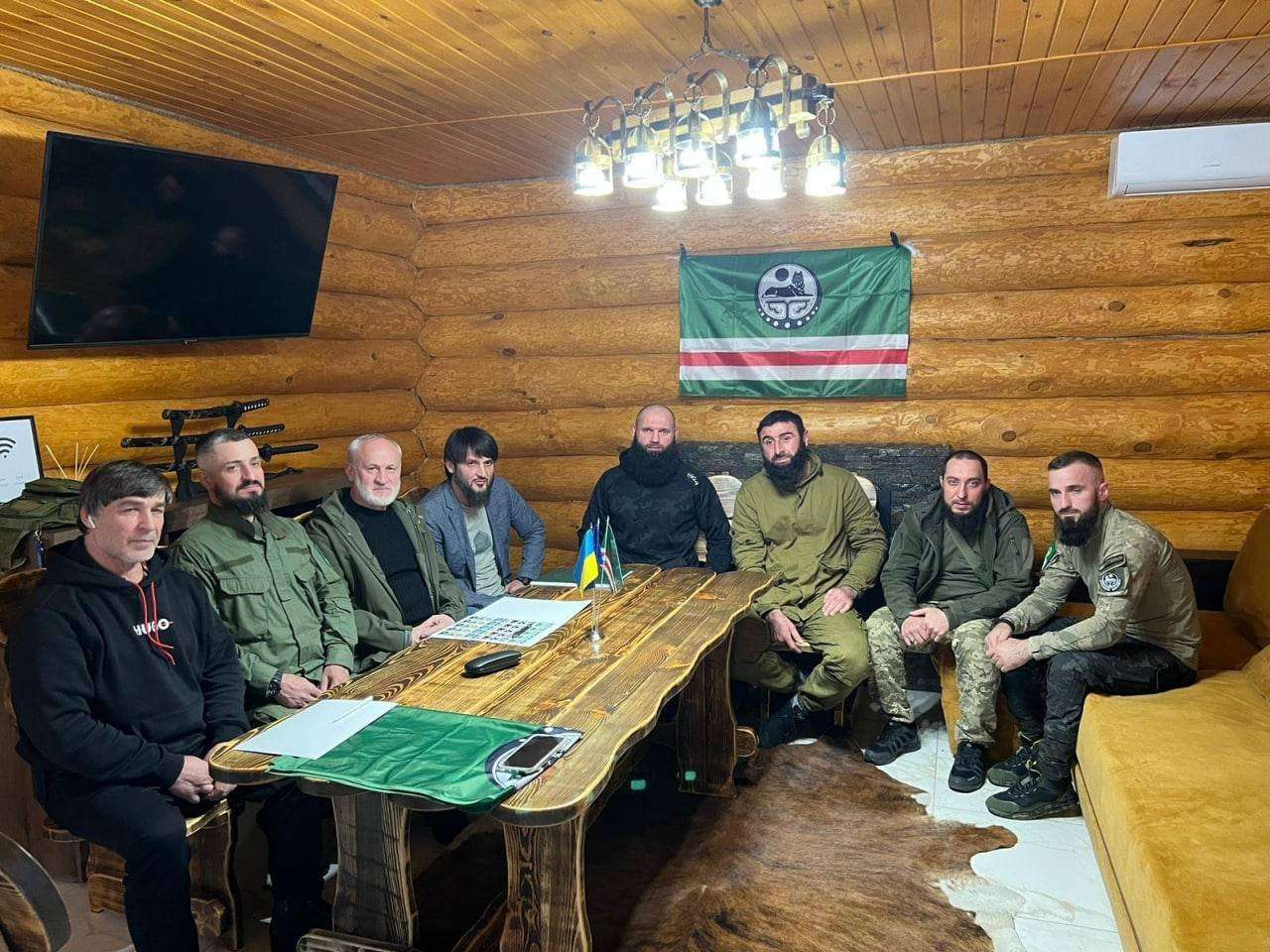 L'incontro tra Abdul Hakim al-Shishani, leader di Ajnad al-Kavkaz, e Akhmed Zakayev in Ucraina sottolinea il rischio geopolitico derivante dalla presenza di foreign fightersi in Ucraina (Credits: Twitter Account)